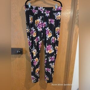 Bobbie Brooks Black Floral Leggings